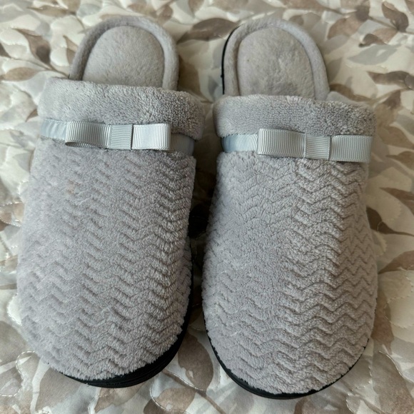 ISOTONER Slip-on Slippers - In Silver-Gray - Size: 7.5/8 - Picture 1 of 6